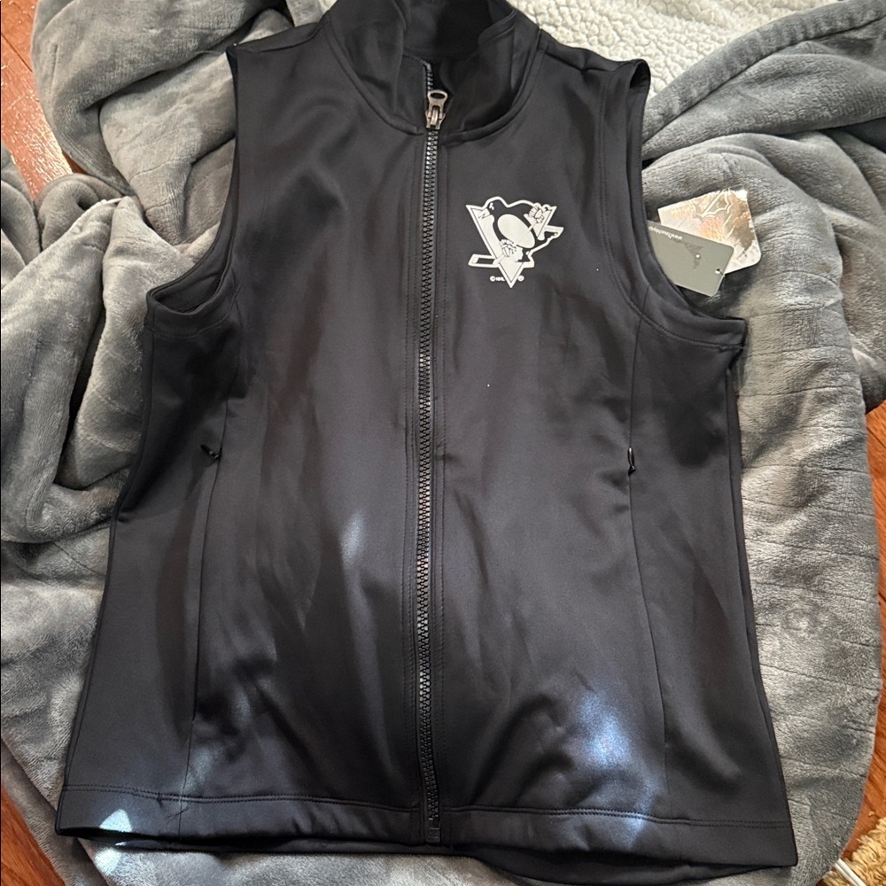 ** LAST CHANCE ** NWT women’s NHL Penguins zip vest L